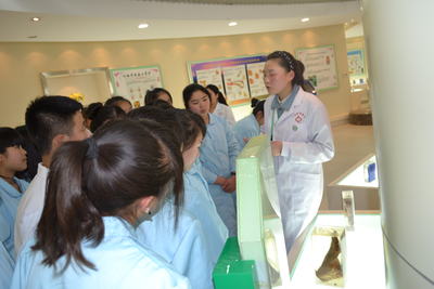 我校14级学生参观三峡医专实验室.JPG